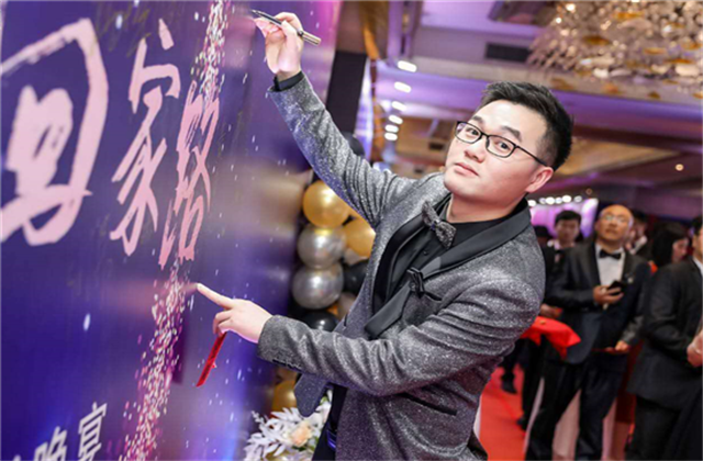 【高光“疫”事】勇敢逆行的特殊“网约车”——w66旗舰厅90后，用信念打通生命运输线