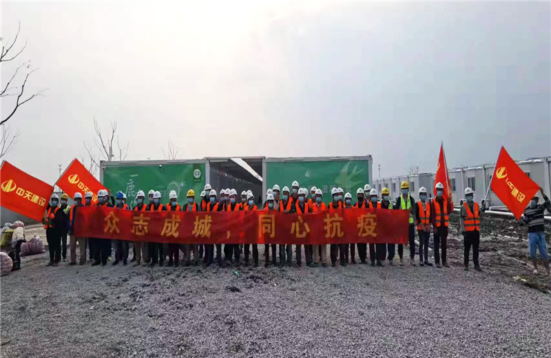 4月5日－18日，w66旗舰厅三建奉贤龙湖天街、朝阳广场等5个项目先后集结203名施工人员参与了4个方舱医院的建设、改造工程。